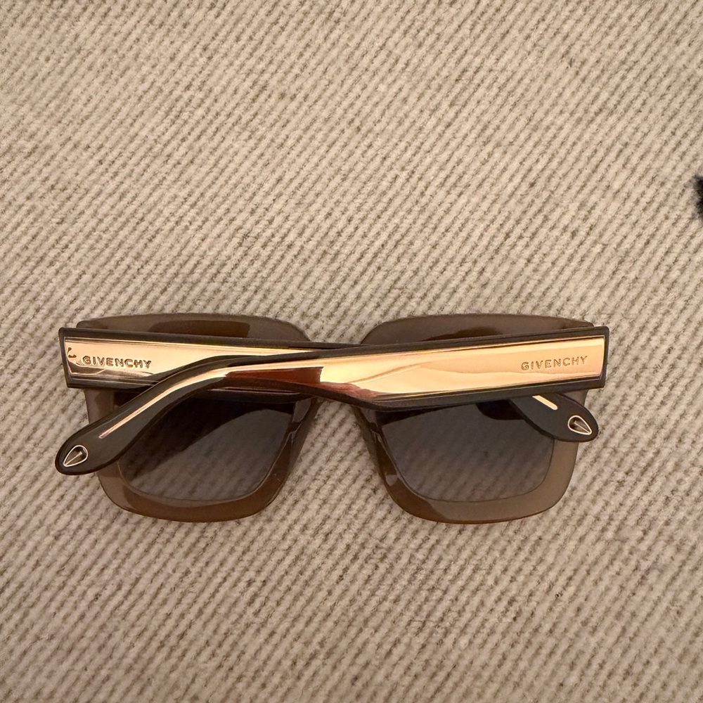 Givenchy sunglasses in beauty mauve color with rose gold details - Picture 2 of 7